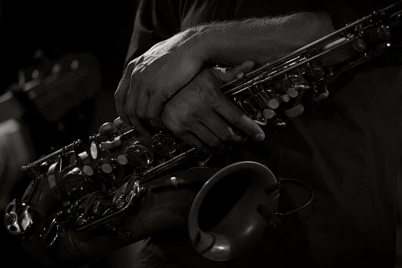 Die Hände des Musikers auf seinem Saxophon